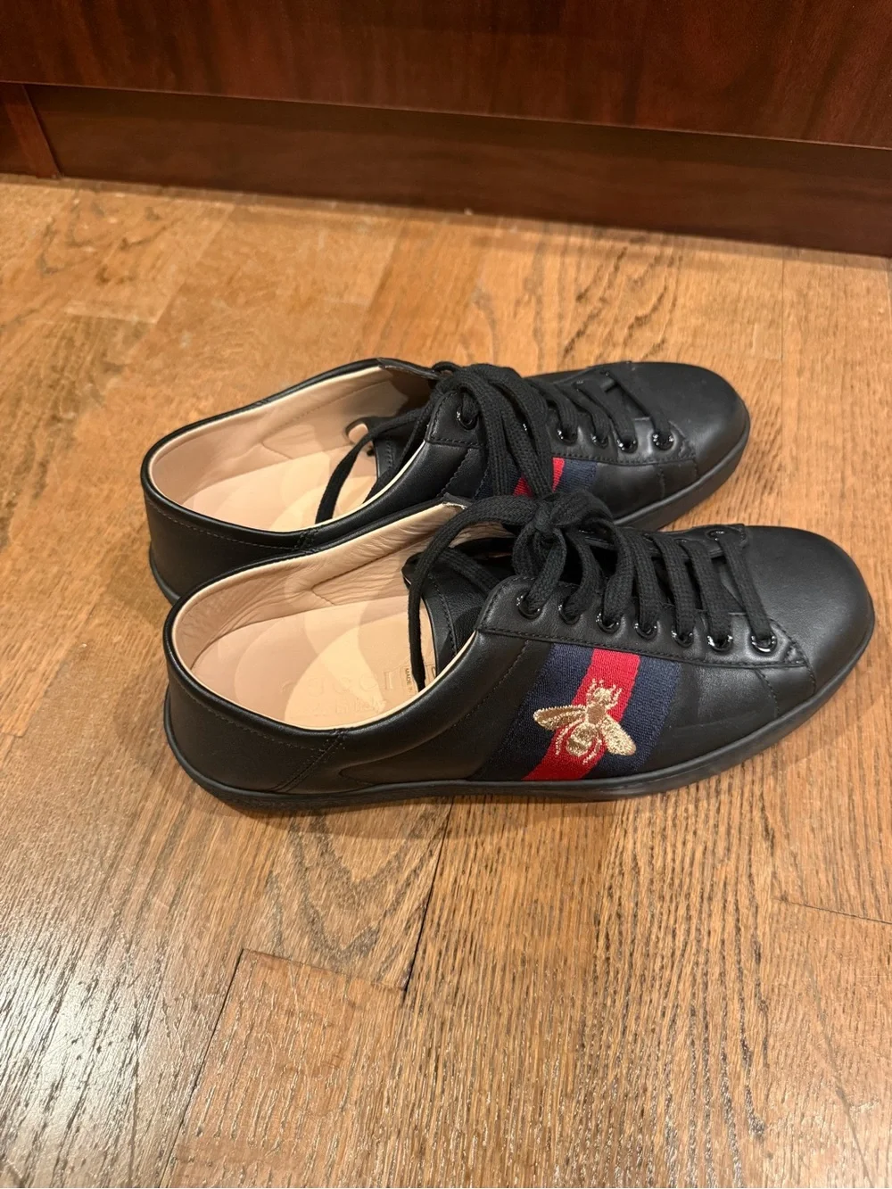 Gucci features 	•	black